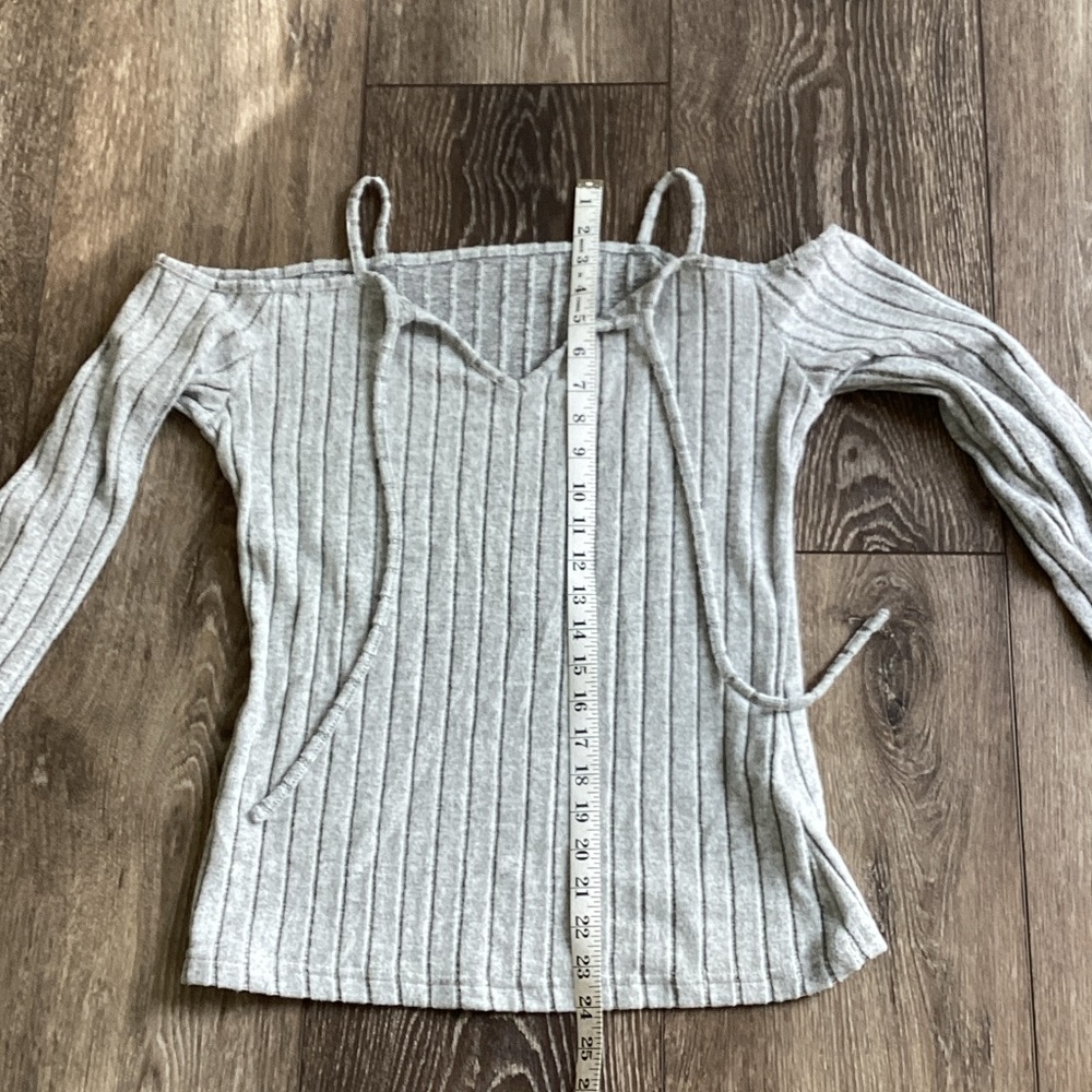 SHEIN Light Gray Ribbed Off-Shoulder Top - Picture 3 of 5